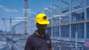 Como o capacete com câmera auxilia no monitoramento de segurança em construções? 