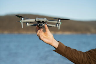 homem segurando drone