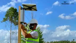 engenheiro manuseando camera de monitoramento de obras com IA e automacao de processos